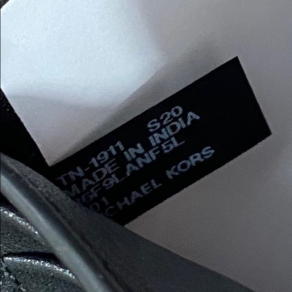 MK Andy Men’s Slim Billfold Wallet - Picture 9 of 10